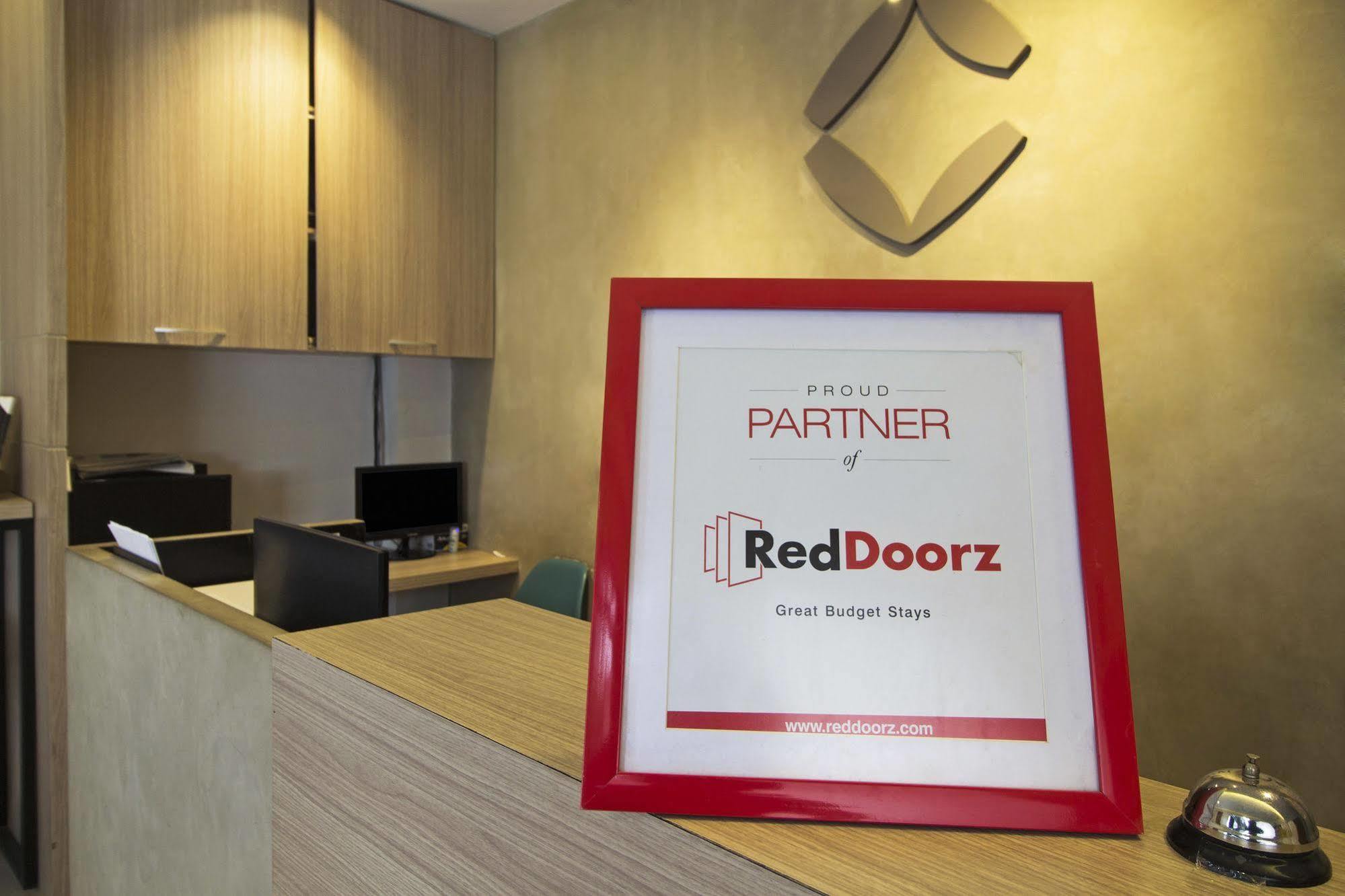 Reddoorz Plus @ Setiabudi Eight Джакарта Экстерьер фото
