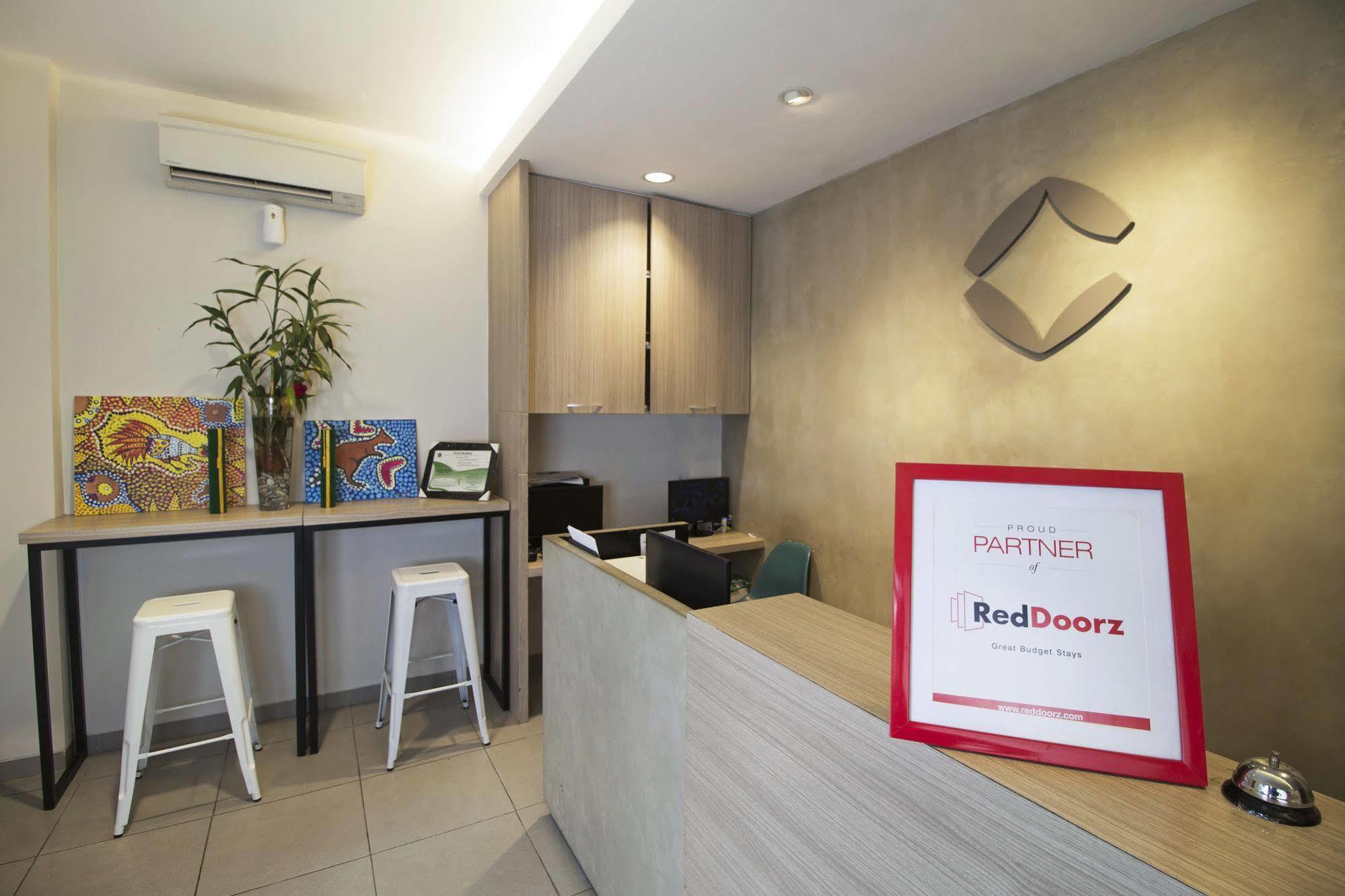 Reddoorz Plus @ Setiabudi Eight Джакарта Экстерьер фото