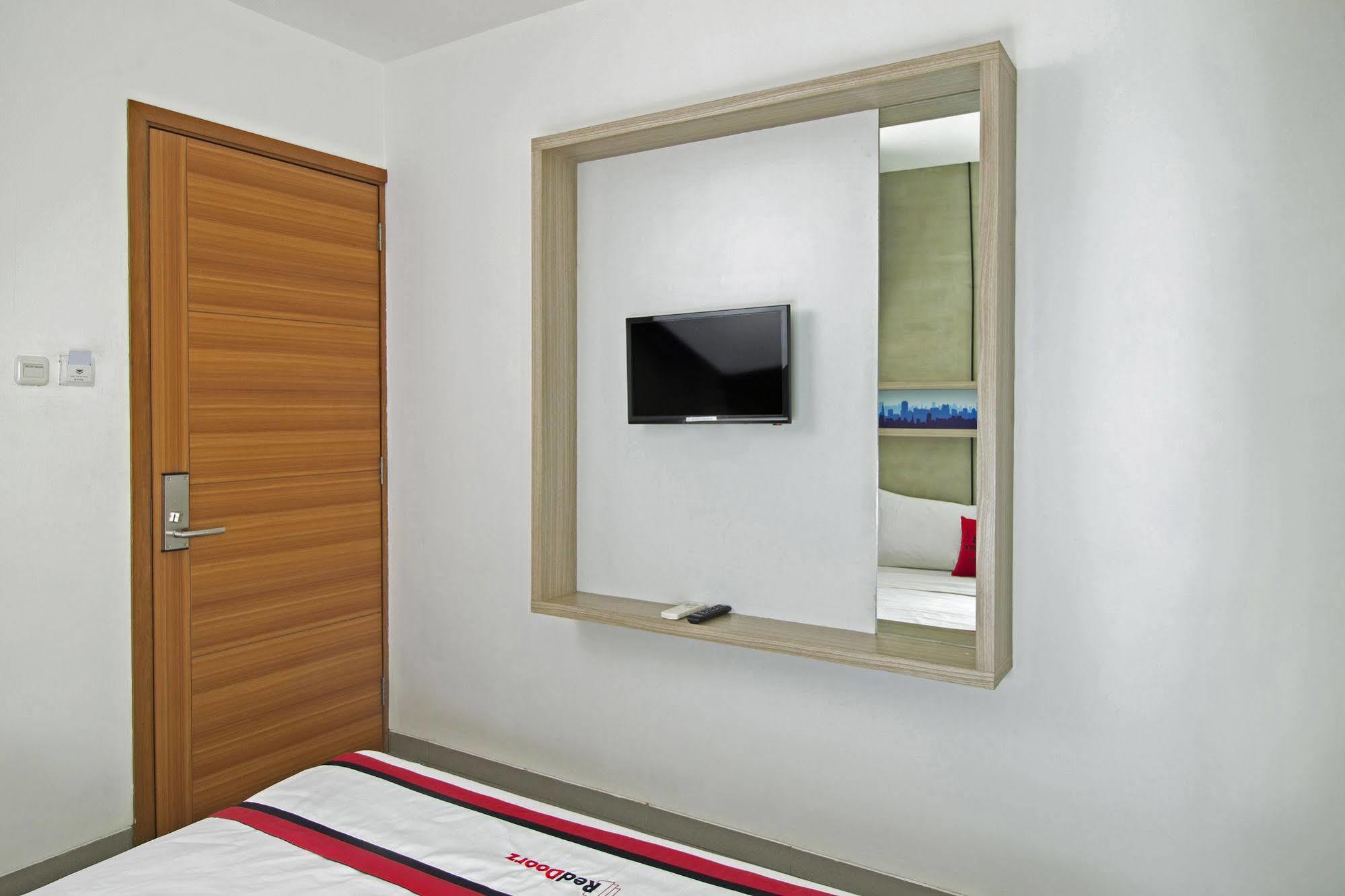 Reddoorz Plus @ Setiabudi Eight Джакарта Экстерьер фото