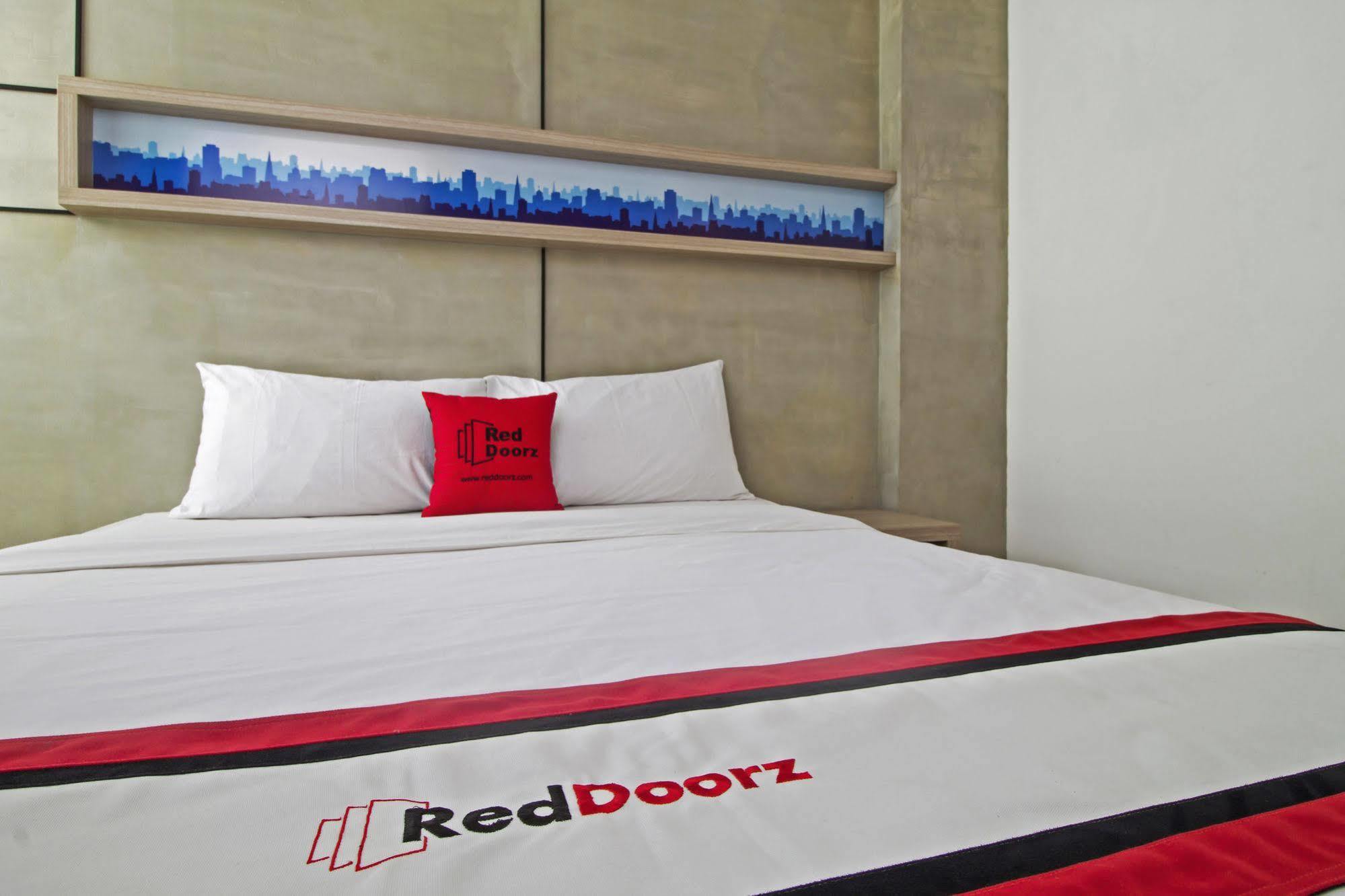 Reddoorz Plus @ Setiabudi Eight Джакарта Экстерьер фото